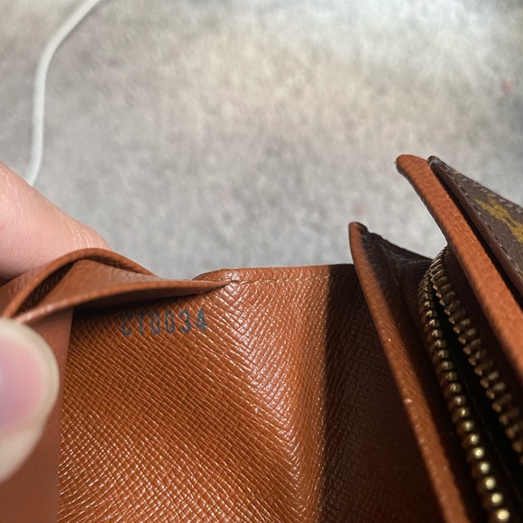 LV Wallet - Picture 16 of 16